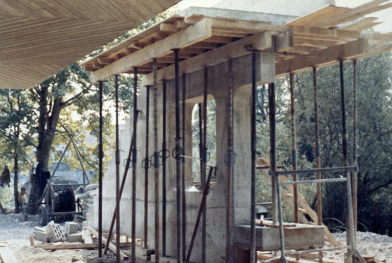 Vue de l'escalier lors du chantier, photographie ancienne, ca.1965, Archives privées. © Sonia Dourlot / Région Bourgogne-Franche-Comté, Inventaire du patrimoine - 2017