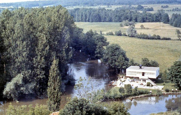 Vue aérienne de la maison, photographie ancienne, ca.1965-1970, Archives privées. © Sonia Dourlot / Région Bourgogne-Franche-Comté, Inventaire du patrimoine - 2017