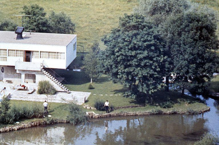 Vue aérienne de la maison, photographie ancienne, ca. 1965-1970, Archives privées. © Sonia Dourlot / Région Bourgogne-Franche-Comté, Inventaire du patrimoine - 2017