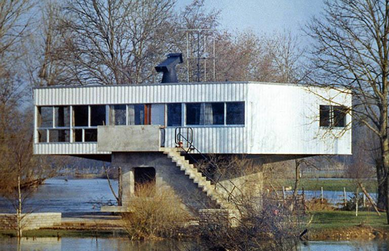 Vue des façades antérieure et latérale depuis le sud, photographie anciennes, ca. 1965-1970, Archives privées. © Sonia Dourlot / Région Bourgogne-Franche-Comté, Inventaire du patrimoine - 2017