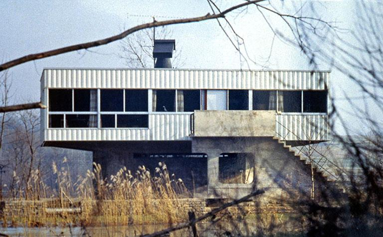 Vue de la façade antérieure, photographie ancienne, ca. 1965-1970, Archives privées. © Sonia Dourlot / Région Bourgogne-Franche-Comté, Inventaire du patrimoine - 2017