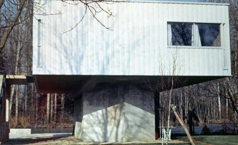 Vue de la façade latérale sud-ouest, photographie ancienne, ca. 1965-1970, Archives privées. © Sonia Dourlot / Région Bourgogne-Franche-Comté, Inventaire du patrimoine - 2017