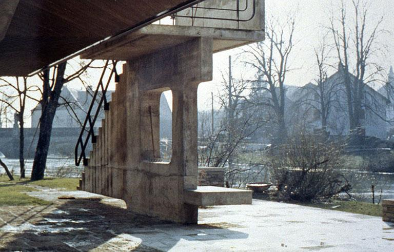 Vue du voile en béton de l'escalier et du palier, photographie ancienne, ca. 1965-1970, Archives privées. © Sonia Dourlot / Région Bourgogne-Franche-Comté, Inventaire du patrimoine - 2017