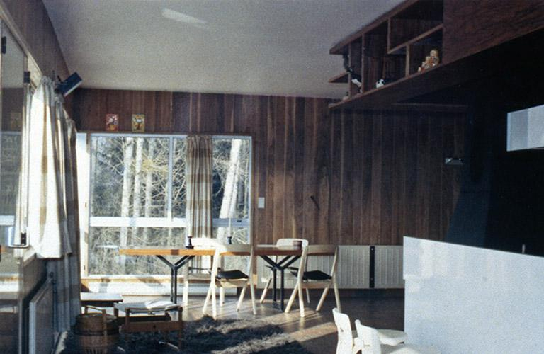 Vue de l'espace salle à manger, photographie ancienne, ca. 1965-1970, Archives privées. © Sonia Dourlot / Région Bourgogne-Franche-Comté, Inventaire du patrimoine - 2017