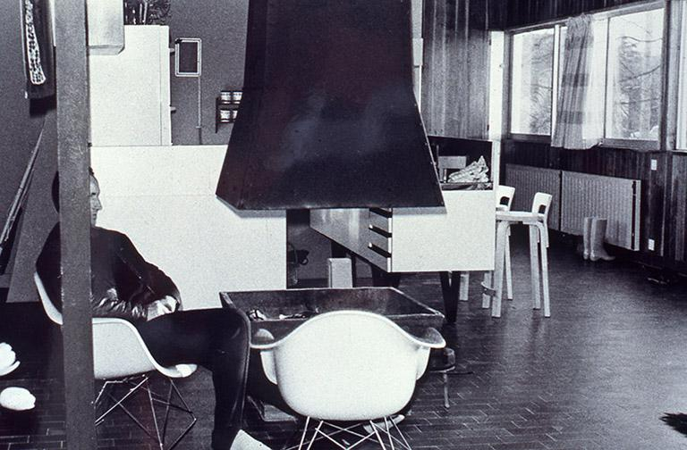 Vue de l'espace séjour autour de la cheminée et de la cuisine en arrière-plan, photographie ancienne, ca. 1965-1970, Archives privées. © Sonia Dourlot / Région Bourgogne-Franche-Comté, Inventaire du patrimoine - 2017