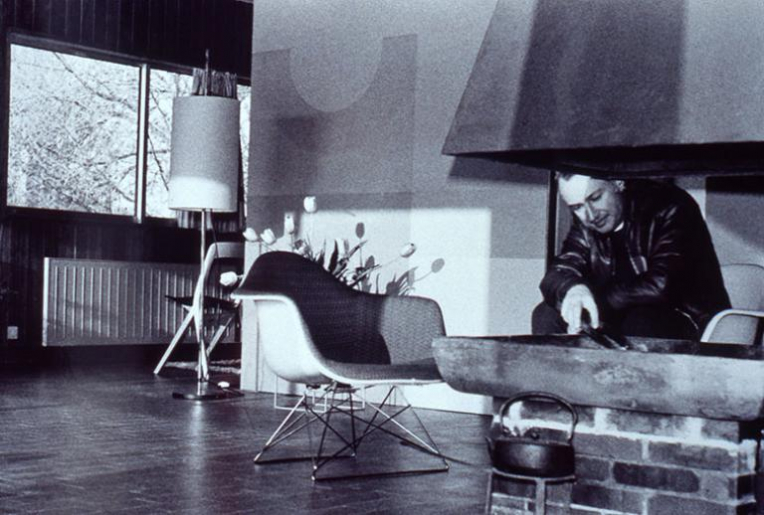 Vue de l'espace séjour autour de la cheminée, photographie ancienne, ca. 1965-1970, Archives privées. © Sonia Dourlot / Région Bourgogne-Franche-Comté, Inventaire du patrimoine - 2017