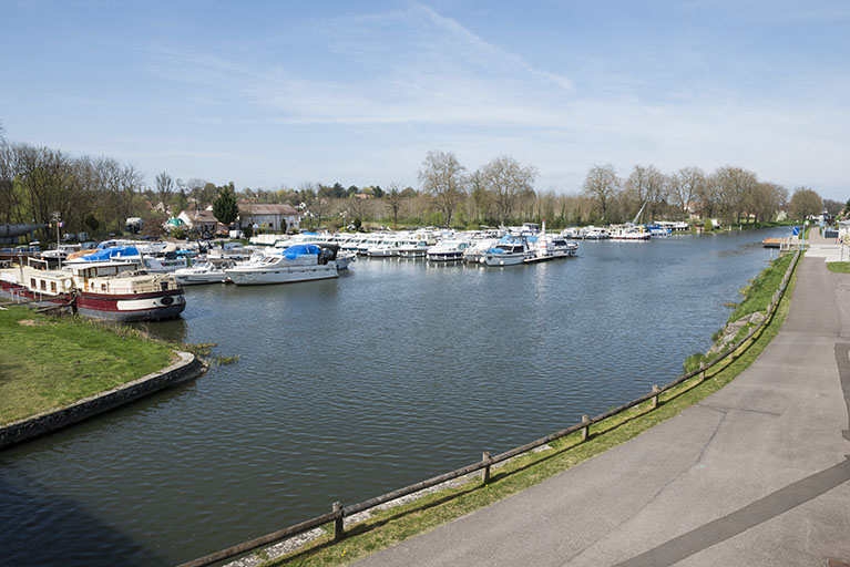 Le port de plaisance. © Jérôme Mongreville / Région Bourgogne-Franche-Comté, Inventaire du patrimoine - 2017 Le port de plaisance. © Jérôme Mongreville / Région Bourgogne-Franche-Comté, Inventaire du patrimoine - 2017