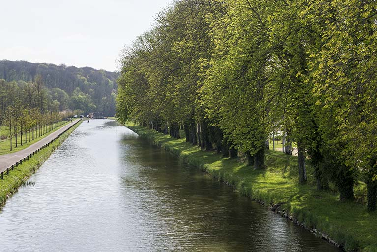 Vue générale du canal vers l'aval. © Jérôme Mongreville / Région Bourgogne-Franche-Comté, Inventaire du patrimoine - 2017 Vue générale du canal vers l'aval. © Jérôme Mongreville / Région Bourgogne-Franche-Comté, Inventaire du patrimoine - 2017