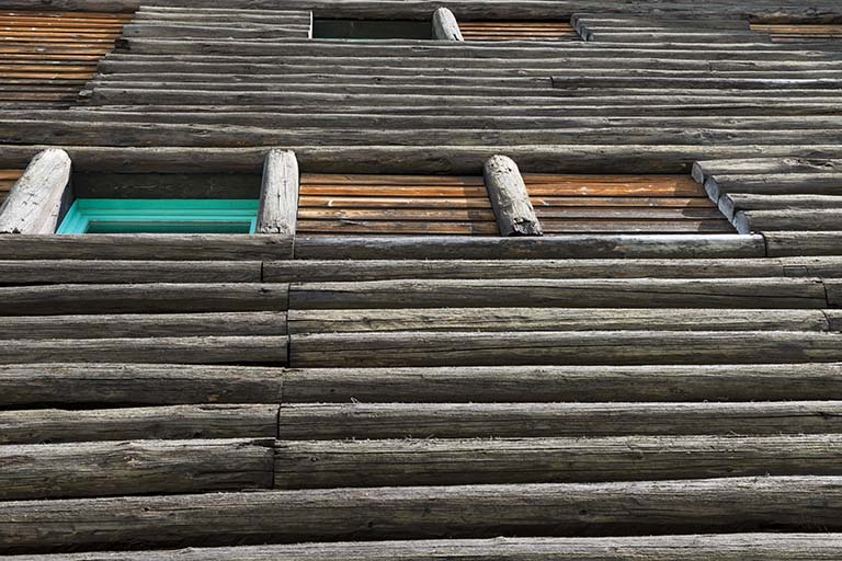 Le mur recouvert de demi-rondins de sapin. © Jérôme Mongreville / Région Bourgogne-Franche-Comté, Inventaire du patrimoine - 2017