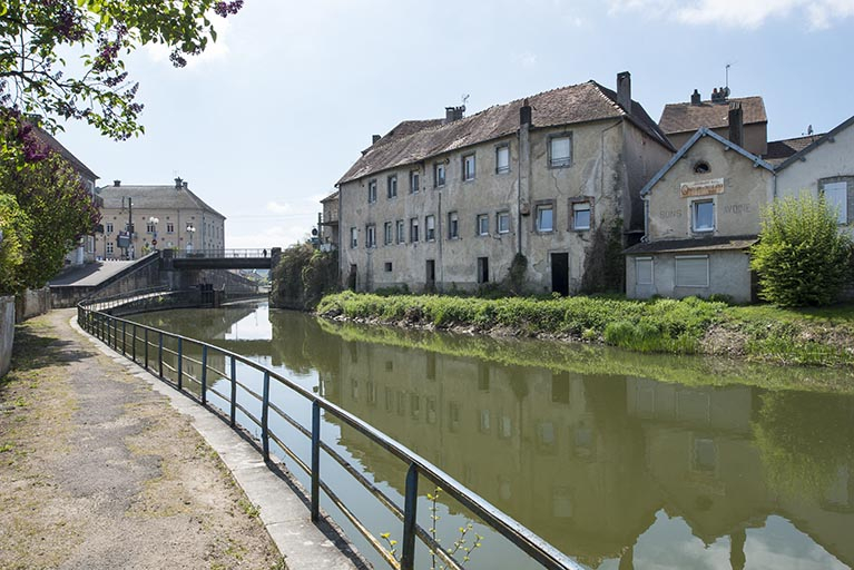 Le bief et l'île de l'ancien château. © Jérôme Mongreville / Région Bourgogne-Franche-Comté, Inventaire du patrimoine - 2017