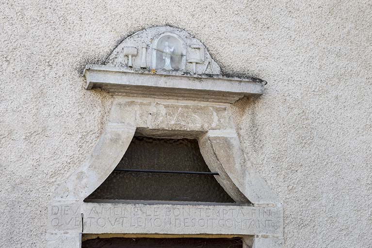 Détail du linteau avec ses inscriptions. © Jérôme Mongreville / Région Bourgogne-Franche-Comté, Inventaire du patrimoine - 2017