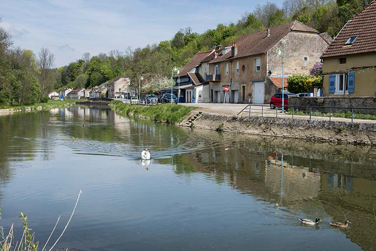 Le canal longeant la rue de la Fontaine. © Jérôme Mongreville / Région Bourgogne-Franche-Comté, Inventaire du patrimoine - 2017