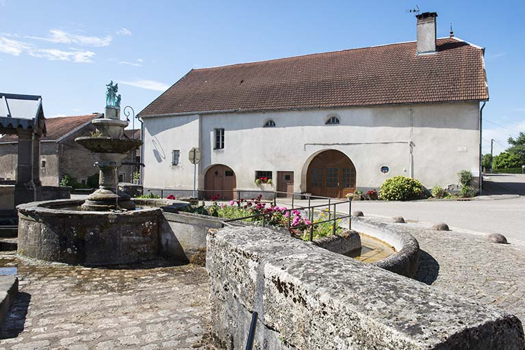 Fontaine principale située au centre du village. © Jérôme Mongreville / Région Bourgogne-Franche-Comté, Inventaire du patrimoine - 2017 Fontaine principale située au centre du village. © Jérôme Mongreville / Région Bourgogne-Franche-Comté, Inventaire du patrimoine - 2017