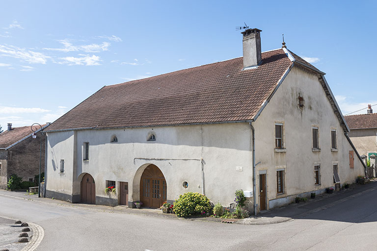 Vue d'ensemble de la ferme située au n°2 route de Scey-sur-Saône.  © Jérôme Mongreville / Région Bourgogne-Franche-Comté, Inventaire du patrimoine - 2017 Vue d'ensemble de la ferme située au n°2 route de Scey-sur-Saône.  © Jérôme Mongreville / Région Bourgogne-Franche-Comté, Inventaire du patrimoine - 2017