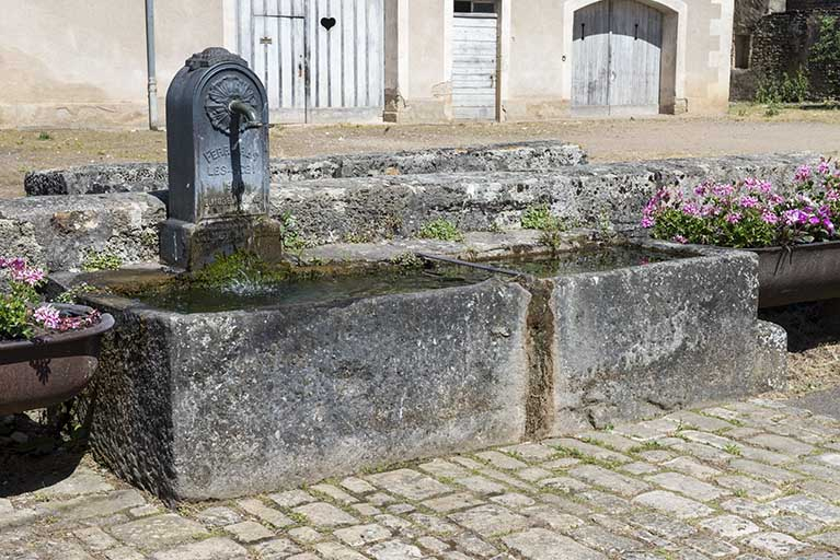 Borne-fontaine située rue de la Prairie. © Jérôme Mongreville / Région Bourgogne-Franche-Comté, Inventaire du patrimoine - 2017 Borne-fontaine située rue de la Prairie. © Jérôme Mongreville / Région Bourgogne-Franche-Comté, Inventaire du patrimoine - 2017