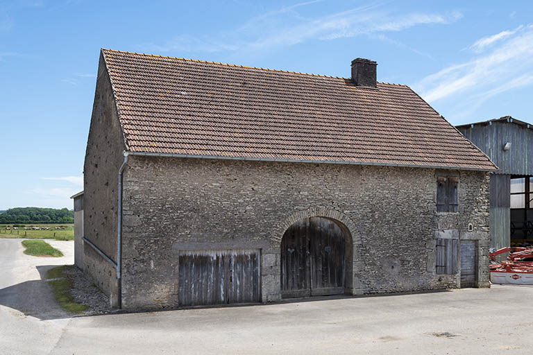 Ferme située à l'extremité du chemin de défruitement des Vergers.  © Jérôme Mongreville / Région Bourgogne-Franche-Comté, Inventaire du patrimoine - 2017 Ferme située à l'extremité du chemin de défruitement des Vergers.  © Jérôme Mongreville / Région Bourgogne-Franche-Comté, Inventaire du patrimoine - 2017