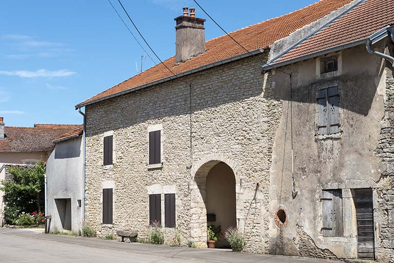 Ferme située au n°16 rue de la Prairie. © Jérôme Mongreville / Région Bourgogne-Franche-Comté, Inventaire du patrimoine - 2017 Ferme située au n°16 rue de la Prairie. © Jérôme Mongreville / Région Bourgogne-Franche-Comté, Inventaire du patrimoine - 2017