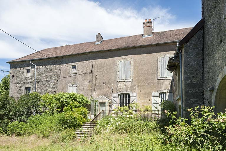 Vue de la façade sud du bâtiment XVIIIe. © Jérôme Mongreville / Région Bourgogne-Franche-Comté, Inventaire du patrimoine - 2017 Vue de la façade sud du bâtiment XVIIIe. © Jérôme Mongreville / Région Bourgogne-Franche-Comté, Inventaire du patrimoine - 2017