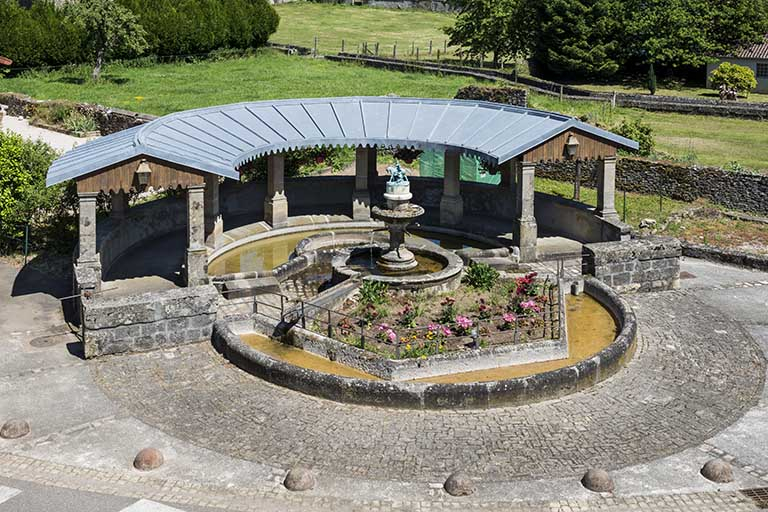 Vue d'ensemble de la fontaine. © Jérôme Mongreville / Région Bourgogne-Franche-Comté, Inventaire du patrimoine - 2017 Vue d'ensemble de la fontaine. © Jérôme Mongreville / Région Bourgogne-Franche-Comté, Inventaire du patrimoine - 2017