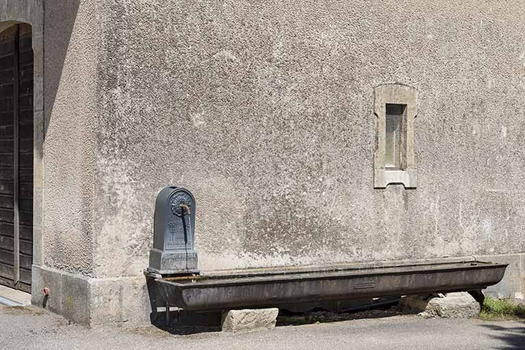 Abreuvoir situé contre la façade droite. © Jérôme Mongreville / Région Bourgogne-Franche-Comté, Inventaire du patrimoine - 2017 Abreuvoir situé contre la façade droite. © Jérôme Mongreville / Région Bourgogne-Franche-Comté, Inventaire du patrimoine - 2017