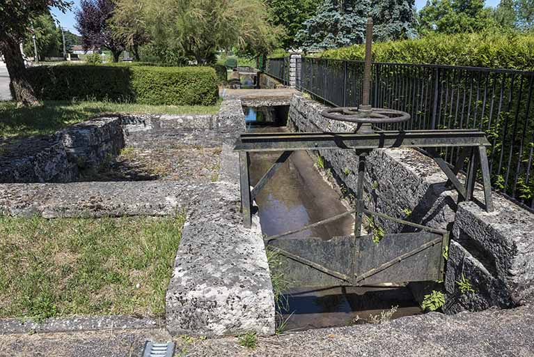 Détail de la vanne située en aval sud de la remise de matériel d'incendie et d'un lavoir en pierre.  © Jérôme Mongreville / Région Bourgogne-Franche-Comté, Inventaire du patrimoine - 2017 Détail de la vanne située en aval sud de la remise de matériel d'incendie et d'un lavoir en pierre.  © Jérôme Mongreville / Région Bourgogne-Franche-Comté, Inventaire du patrimoine - 2017