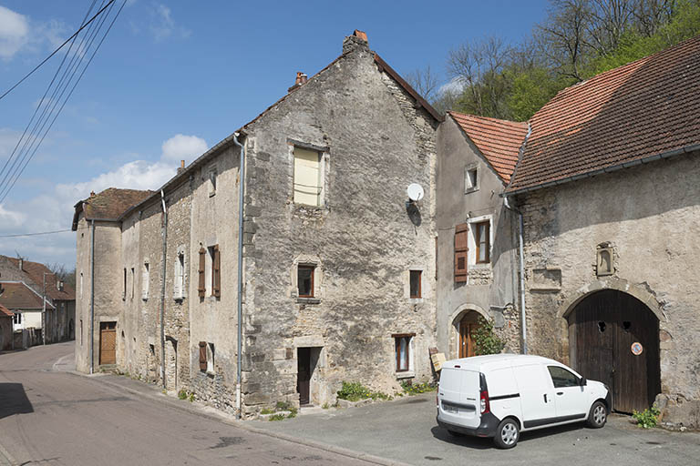 Vue d'ensemble depuis le haut de la rue. © Jérôme Mongreville / Région Bourgogne-Franche-Comté, Inventaire du patrimoine - 2017