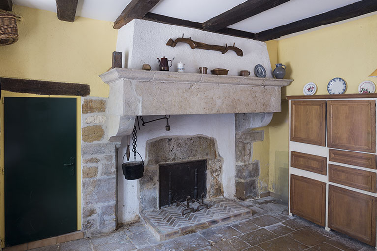 Cheminée de la cuisine, rez-de-jardin. © Jérôme Mongreville / Région Bourgogne-Franche-Comté, Inventaire du patrimoine - 2017