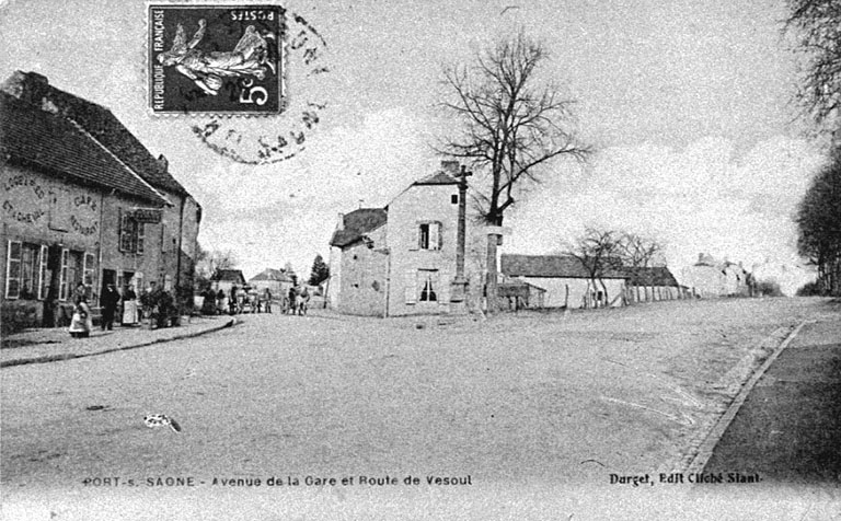 Le carrefour où est implantée la croix, carte postale. © Guillaume Gézolme / Région Bourgogne-Franche-Comté, Inventaire du patrimoine - 2017