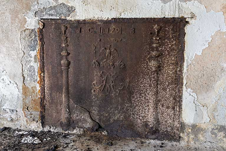 intérieur : la plaque de cheminée. © Sonia Dourlot / Région Bourgogne-Franche-Comté, Inventaire du patrimoine - 2017