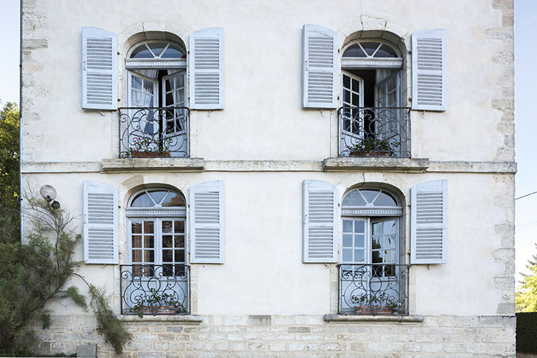 Ensemble des baies de la façade latérale droite. © Sonia Dourlot / Région Bourgogne-Franche-Comté, Inventaire du patrimoine - 2017