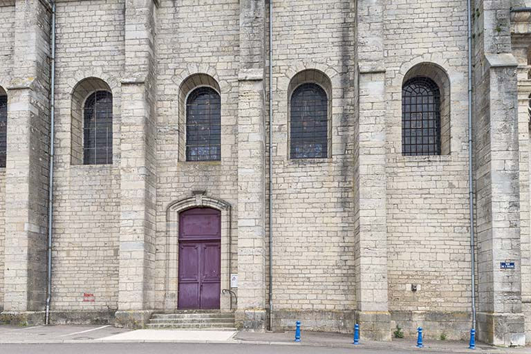 Le mur latéral ouest avec les baies en plein cintre. © Jérôme Mongreville / Région Bourgogne-Franche-Comté, Inventaire du patrimoine - 2017 Le mur latéral ouest avec les baies en plein cintre. © Jérôme Mongreville / Région Bourgogne-Franche-Comté, Inventaire du patrimoine - 2017