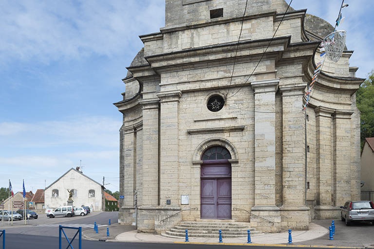 Vue de trois-quart, avec la place accueillant le monument aux morts en arrière plan. © Jérôme Mongreville / Région Bourgogne-Franche-Comté, Inventaire du patrimoine - 2017 Vue de trois-quart, avec la place accueillant le monument aux morts en arrière plan. © Jérôme Mongreville / Région Bourgogne-Franche-Comté, Inventaire du patrimoine - 2017