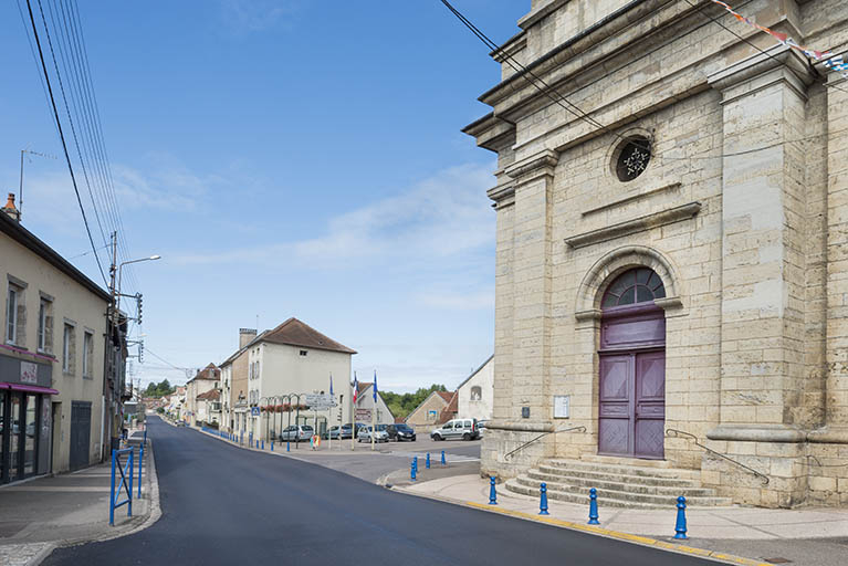 Le bas de la rue avec le portail de l'église Saint-Etienne. © Jérôme Mongreville / Région Bourgogne-Franche-Comté, Inventaire du patrimoine - 2017