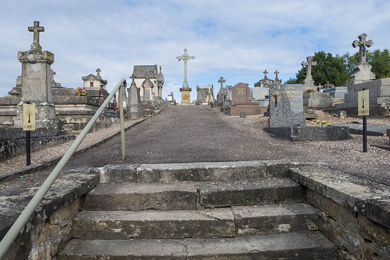 La volée de marches conduisant vers l'allée principale. © Jérôme Mongreville / Région Bourgogne-Franche-Comté, Inventaire du patrimoine - 2017