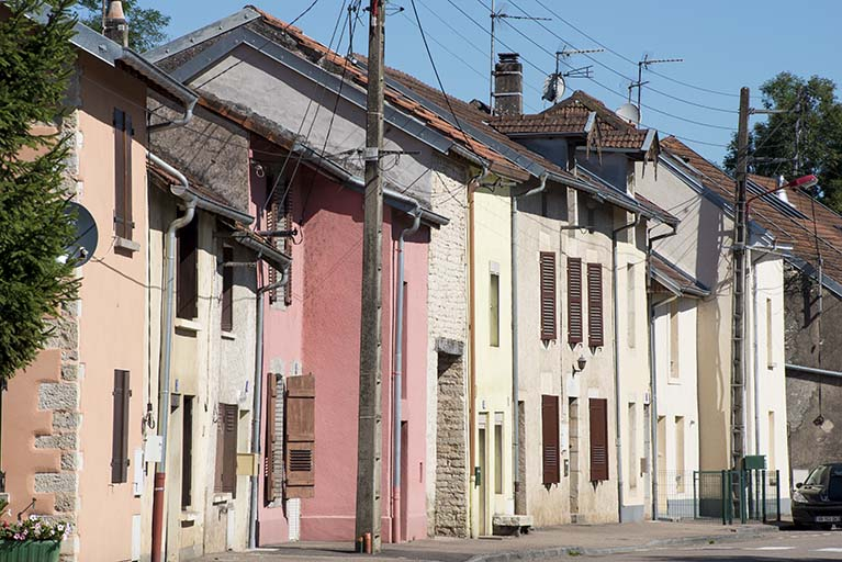 Alignement de maisons, rue du Magny. © Jérôme Mongreville / Région Bourgogne-Franche-Comté, Inventaire du patrimoine - 2017