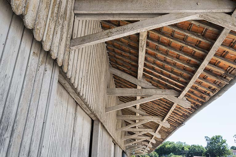 Détail de l'avant-toit de l'ancienne halle. © Jérôme Mongreville / Région Bourgogne-Franche-Comté, Inventaire du patrimoine - 2017