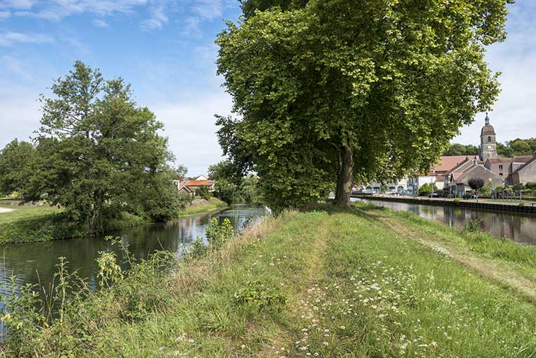 La digue avec l'île de la Rezelle sur la gauche. © Jérôme Mongreville / Région Bourgogne-Franche-Comté, Inventaire du patrimoine - 2017