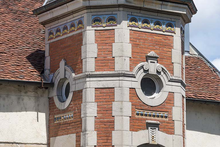 Partie supérieure de la tourelle percée d'oculis © Jérôme Mongreville / Région Bourgogne-Franche-Comté, Inventaire du patrimoine - 2017