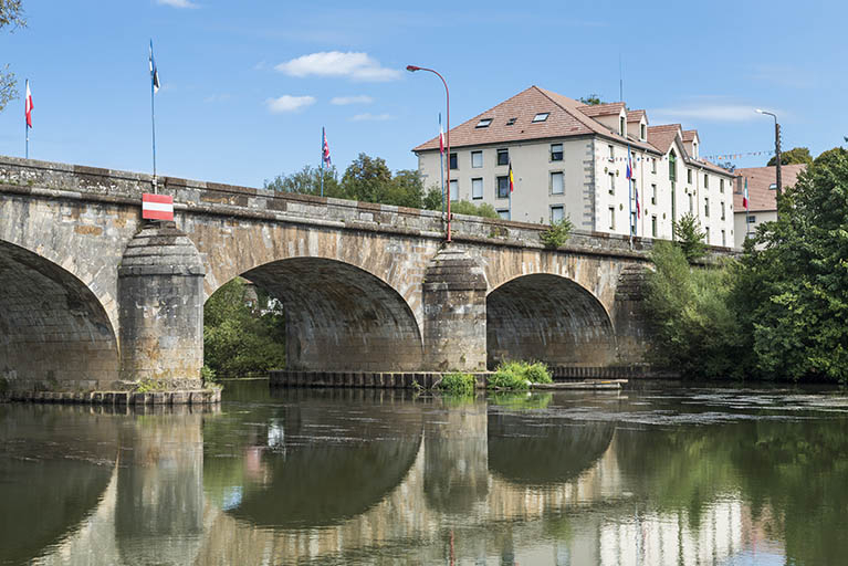 Le pont reliant Saint-Valère à l'île de la Rezelle. © Jérôme Mongreville / Région Bourgogne-Franche-Comté, Inventaire du patrimoine - 2017