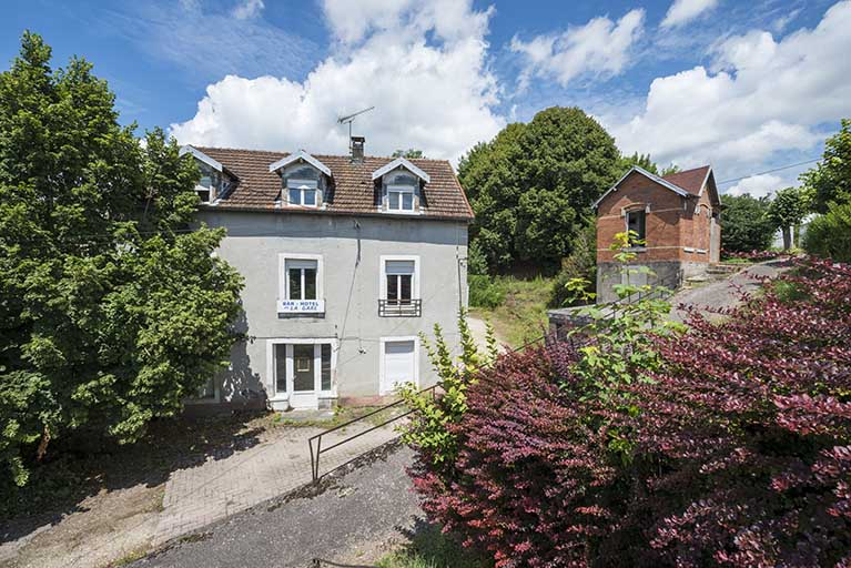 La rue montant vers la gare avec l'ancien café-hôtel en arrière plan. © Jérôme Mongreville / Région Bourgogne-Franche-Comté, Inventaire du patrimoine - 2017
