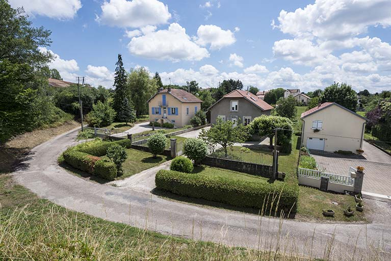 Pavillons construits en contre-bas de la gare. © Jérôme Mongreville / Région Bourgogne-Franche-Comté, Inventaire du patrimoine - 2017