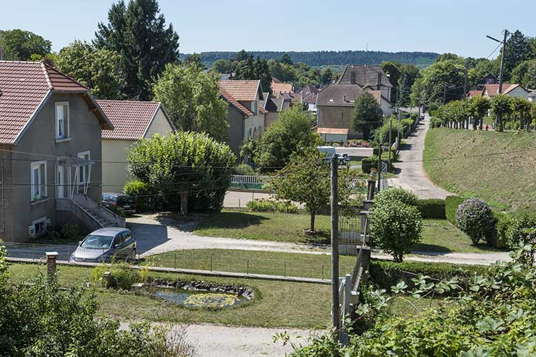 L'allée des Lilas, voie parallèle à l'avenue de la Gare. © Jérôme Mongreville / Région Bourgogne-Franche-Comté, Inventaire du patrimoine - 2017