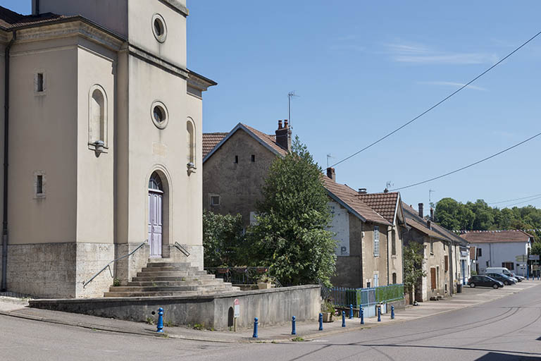 La façade antérieure de la chapelle et la rue Saint-Valère. © Jérôme Mongreville / Région Bourgogne-Franche-Comté, Inventaire du patrimoine - 2017