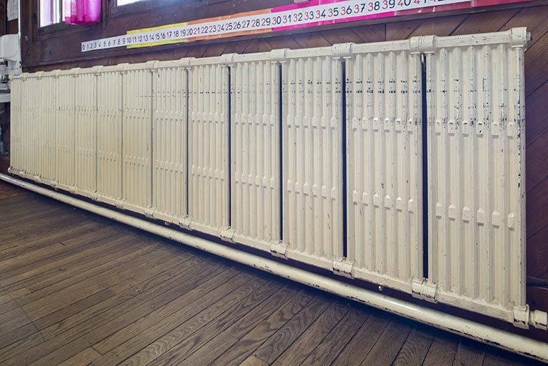 Les radiateurs d'une salle de classe. © Jérôme Mongreville / Région Bourgogne-Franche-Comté, Inventaire du patrimoine - 2017