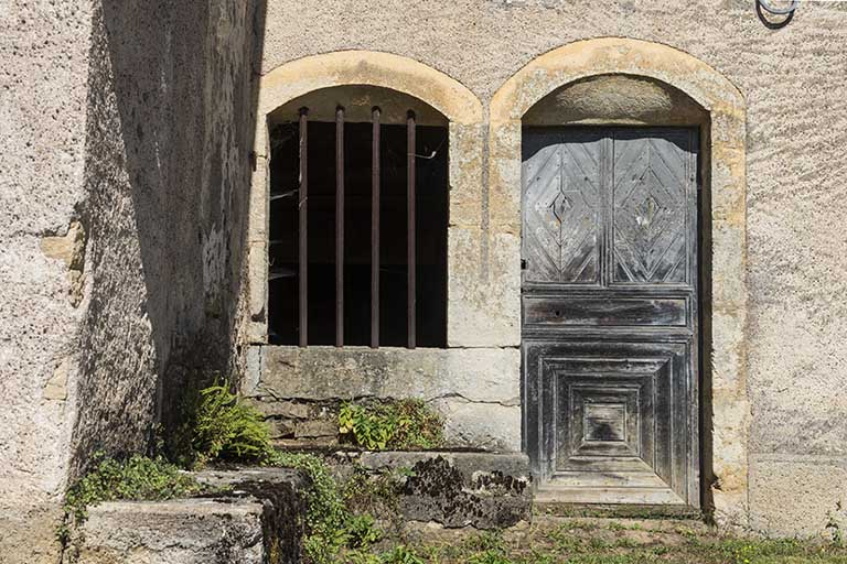 Détail sur les ouvertures avec leurs arcs segmentaires délardés. © Jérôme Mongreville / Région Bourgogne-Franche-Comté, Inventaire du patrimoine - 2017 Détail sur les ouvertures avec leurs arcs segmentaires délardés. © Jérôme Mongreville / Région Bourgogne-Franche-Comté, Inventaire du patrimoine - 2017