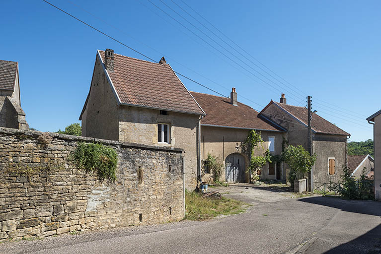 Vue depuis la rue avec le retour du mur de l'ancien cimetière. © Jérôme Mongreville / Région Bourgogne-Franche-Comté, Inventaire du patrimoine - 2017