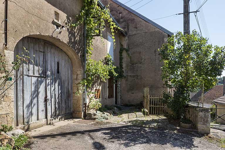 La porte cochère et l'accès vers une des maisons. © Jérôme Mongreville / Région Bourgogne-Franche-Comté, Inventaire du patrimoine - 2017