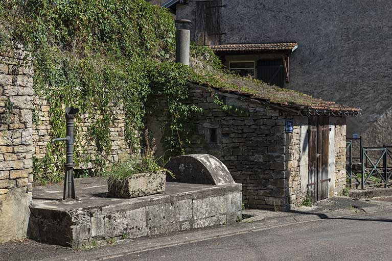 fontaine © Jérôme Mongreville / Région Bourgogne-Franche-Comté, Inventaire du patrimoine - 2017 fontaine © Jérôme Mongreville / Région Bourgogne-Franche-Comté, Inventaire du patrimoine - 2017