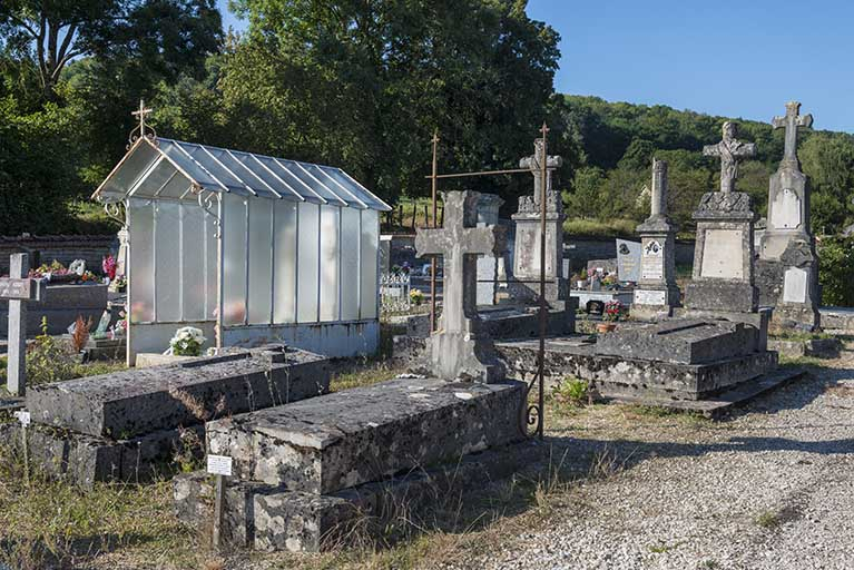 Le cimetière et ses tombes. © Jérôme Mongreville / Région Bourgogne-Franche-Comté, Inventaire du patrimoine - 2017