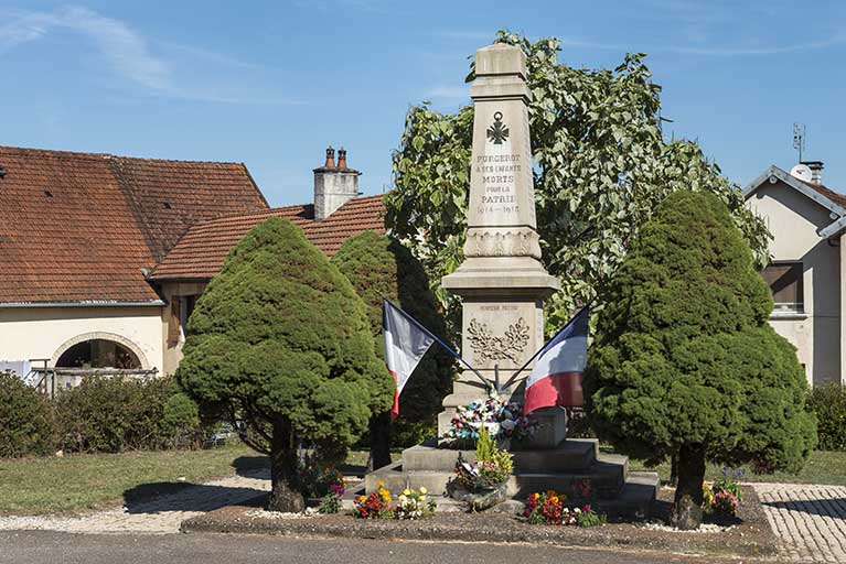 Le monument aux morts sur la place publique. © Jérôme Mongreville / Région Bourgogne-Franche-Comté, Inventaire du patrimoine - 2017